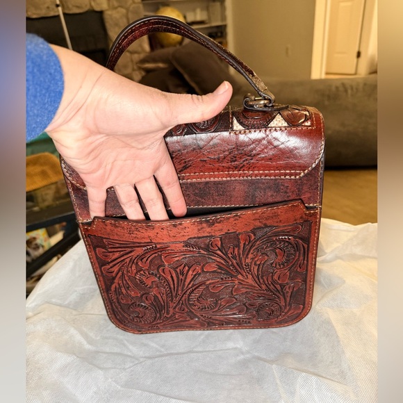 Hand tooled leather crossbody purse - Picture 5 of 10